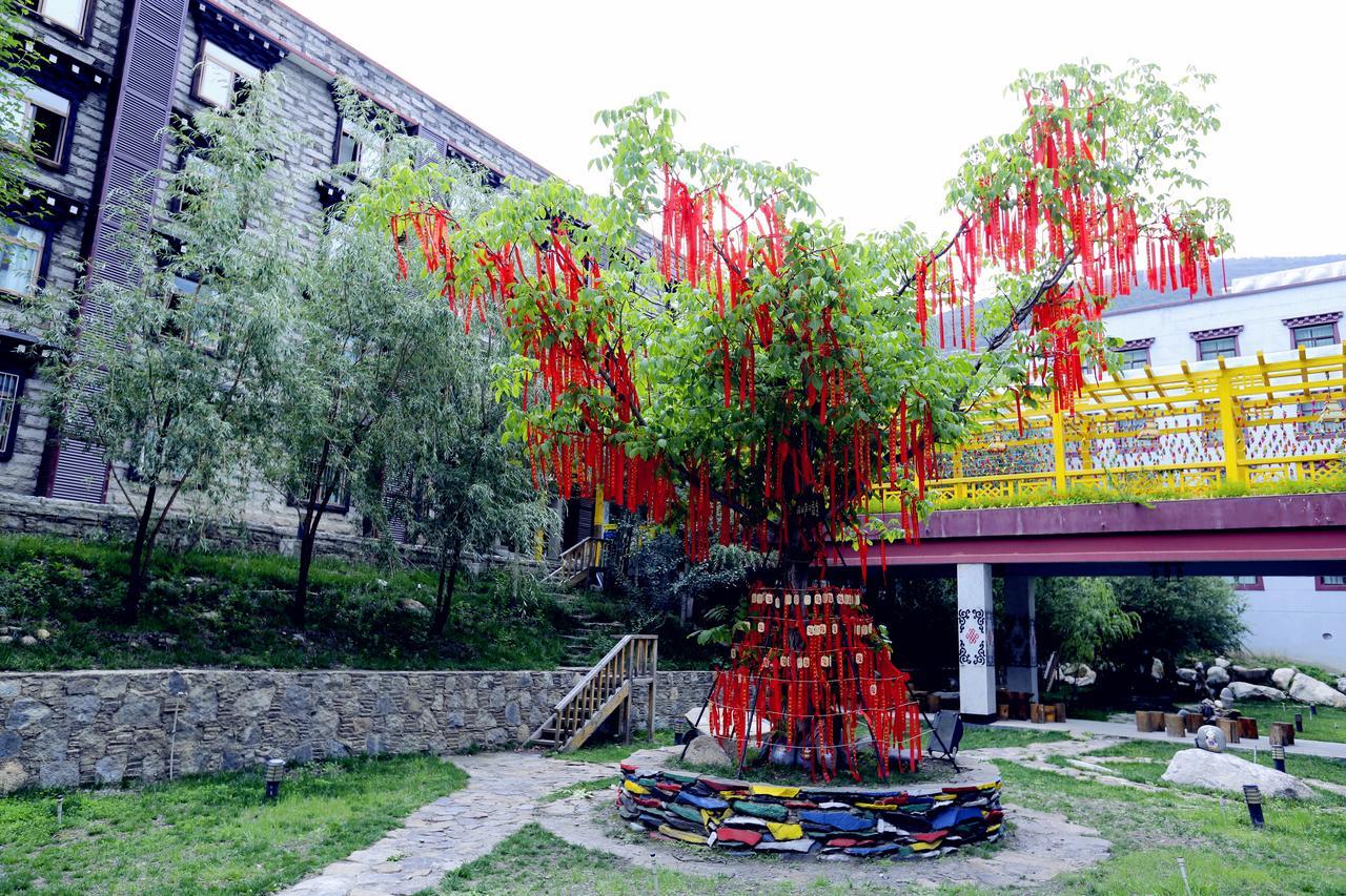 Hotel Ramada Encore Daocheng Yading Exterior foto